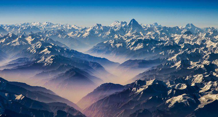 Hindistan'ın kuzeyinde hangi büyük dağ silsilesi bulunur?