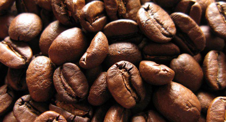 Geleneksel olarak Sambuca ile servis edilen üç kahve çekirdeğinin anlamı nedir?
