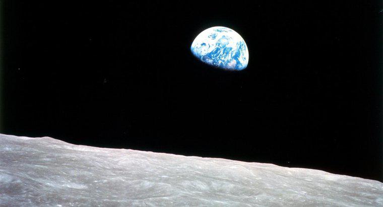 Dünya ve Ay Arasındaki Fark Nedir?