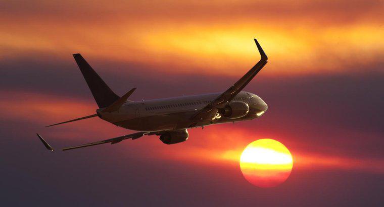 Güneşin etrafında uçmak için bir yolcu uçağı ne kadar sürer?