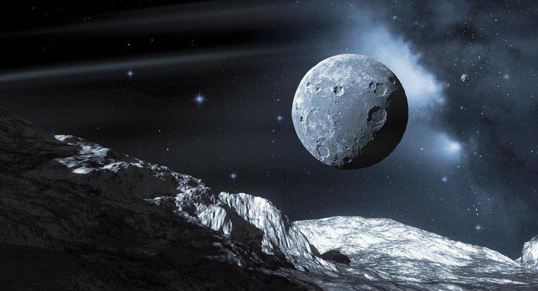Pluto ne zaman cüce bir gezegen oldu?