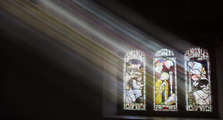 Neden Birçok Kilise Vitray Pencereler Var?