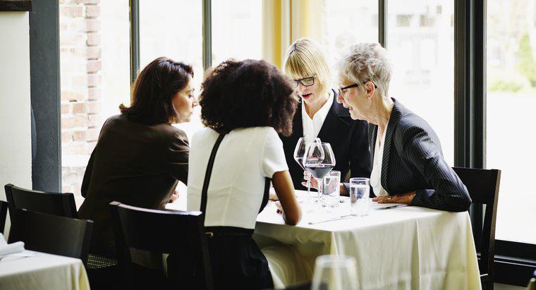 Kadınlar İş Yemeğinde Ne Giyer?