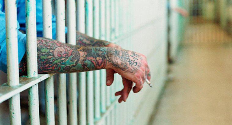 Nasıl cezaevi dövme mürekkebi yaparsınız?
