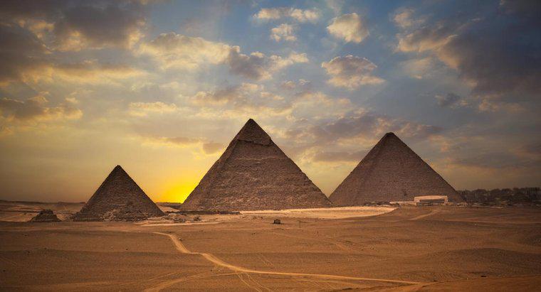 Piramitler Hangi Yönde Yüzleşir?