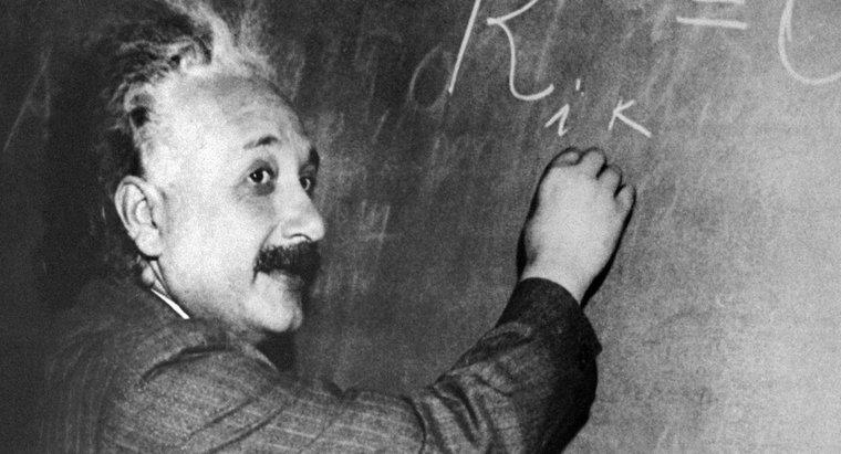 Einstein Atom Bombasını Keşfediyor mu?
