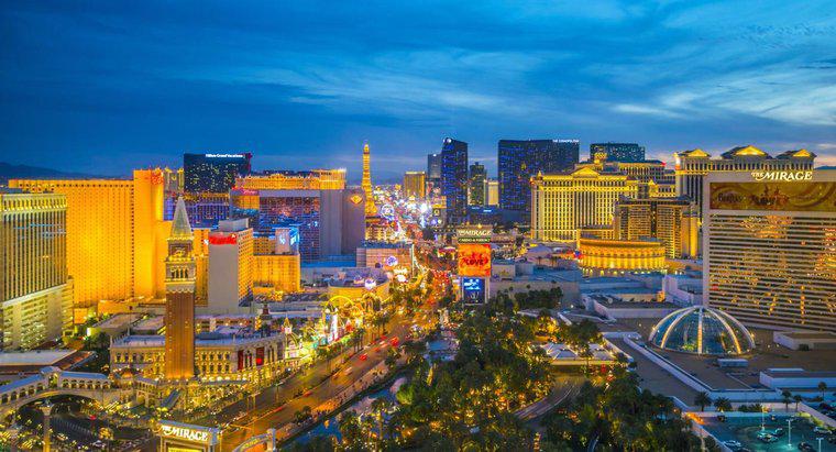 Las Vegas'ta ilk kumarhaneyi kim yaptı?