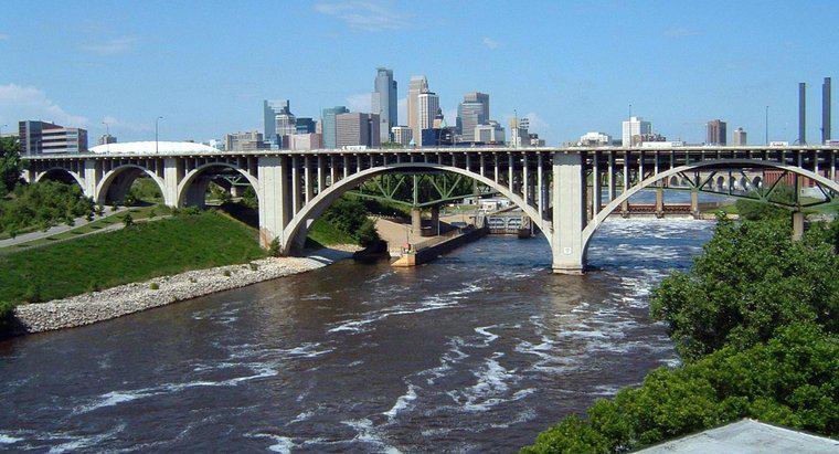 Mississippi Nehri'nden kaç köprü geçiyor?