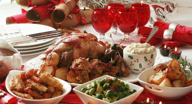 Noel yemeğinde servis yapılabilecek bazı popüler menü öğeleri nelerdir?