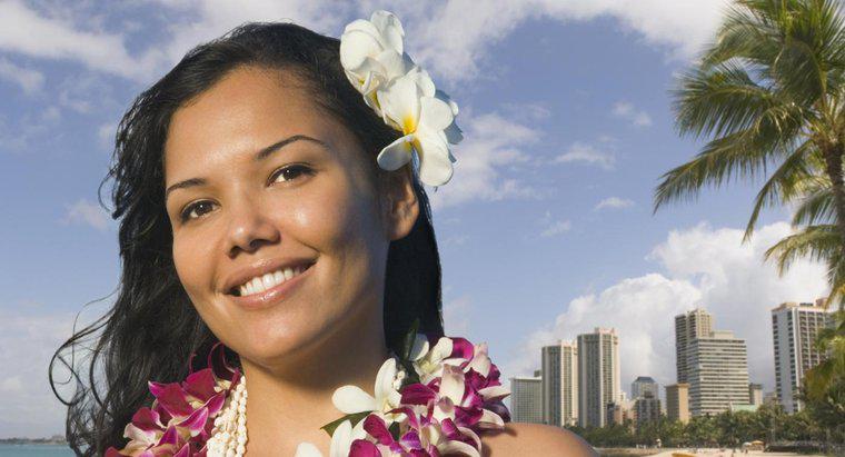 Hawaii'nin Kulağın arkasına çiçek takma geleneğinin anlamı nedir?