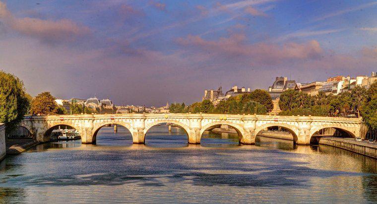 Paris'in içinden geçen nehrin adı nedir?