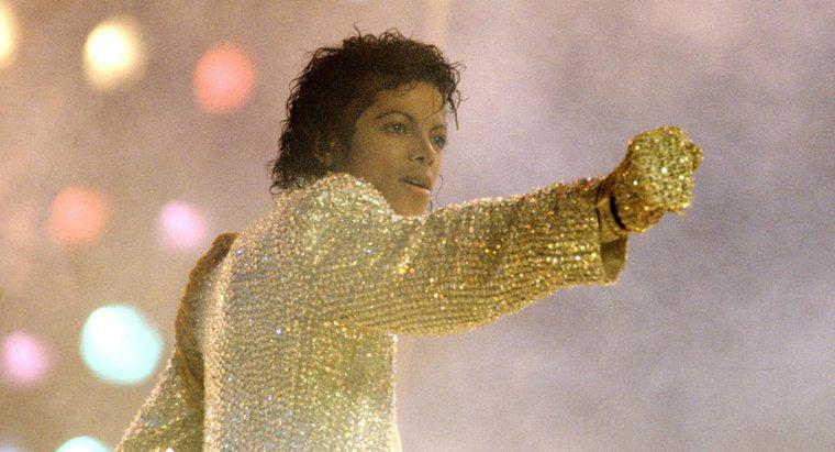 Michael Jackson Ne Zaman Tek Bir Beyaz Eldiven Giydi?