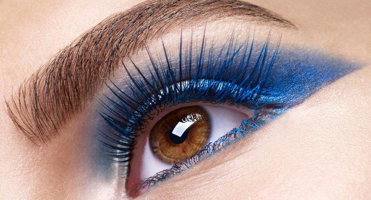 Dramatik Bir Etki Oluşturmak İçin Mavi Göz Farı ve Eyeliner Makyajını Nasıl Kullanırım?