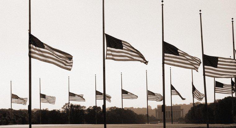 Bir Bayrak Yarım Direkte Ne Zaman Uçurulmalı?