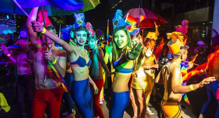 Mardi Gras Partisi için Bazı Kostüm Fikirleri Nelerdir?