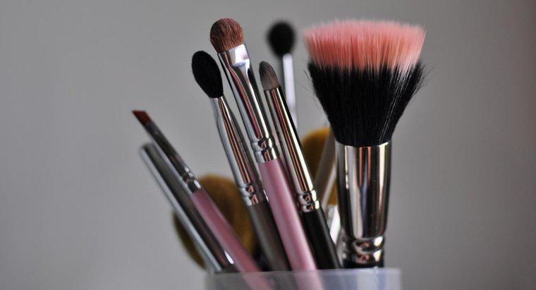 Makyaj Fırçalarını Evde Nasıl Temizlersiniz?