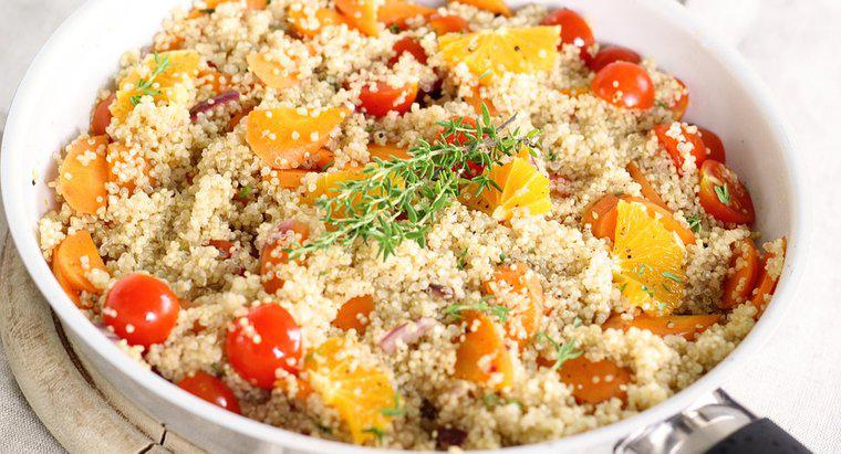 Quinoa ve Sebze Salatasına Sahip Sağlıklı Yemek Tarifleri